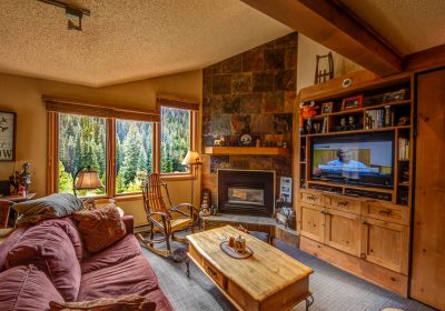 Top Floor Remodeled Iron Horse Ski In and Out 1BD