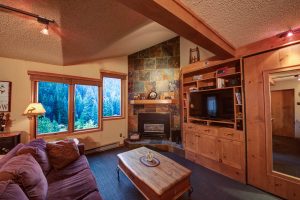 Top Floor Remodeled Iron Horse Ski In and Out 1BD